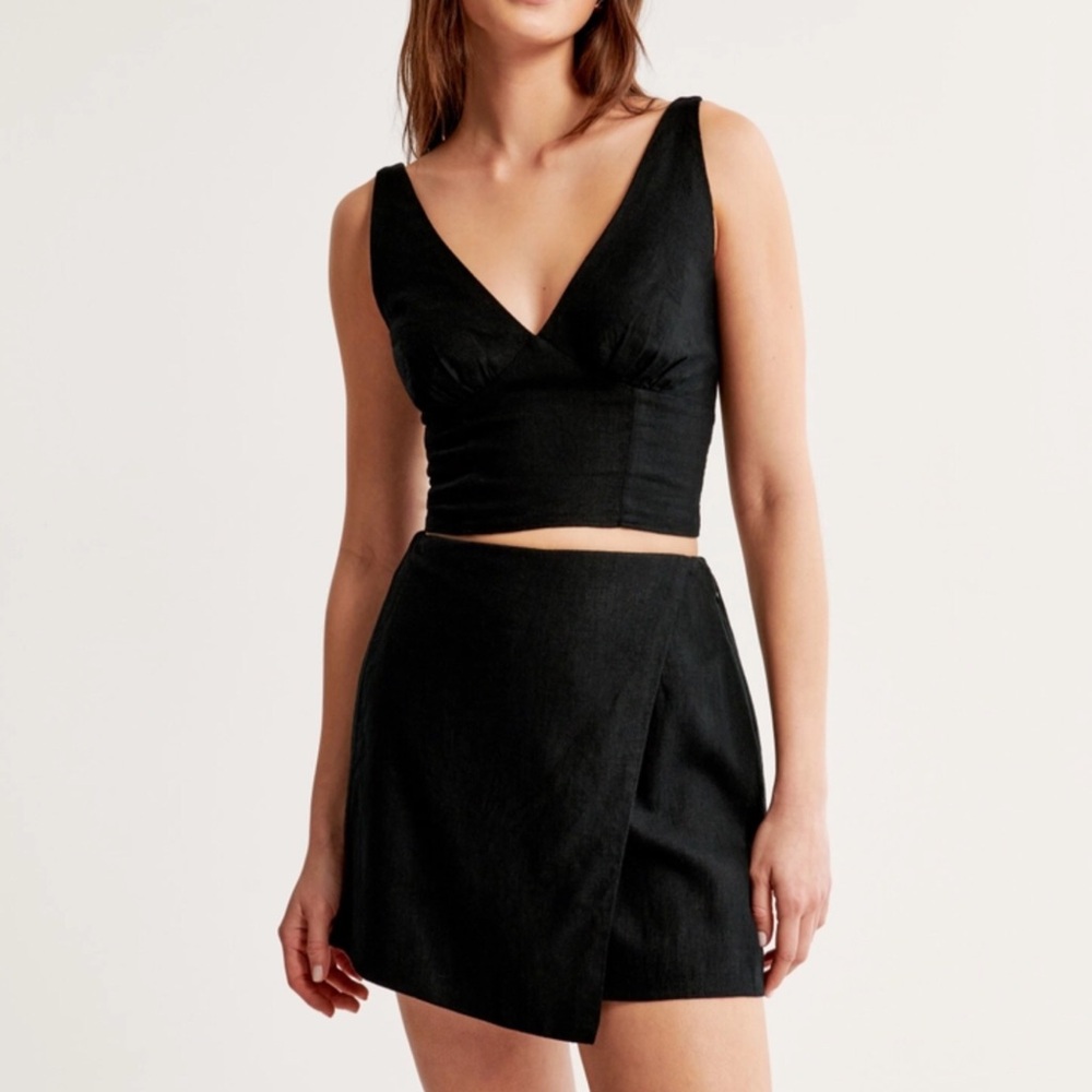 The A&F Scarlett Linen Mini Skort